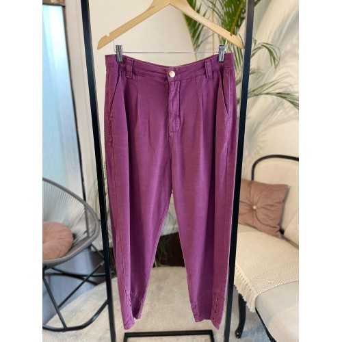 Calça Cenoura Alta com Bordado na Barra Roxo