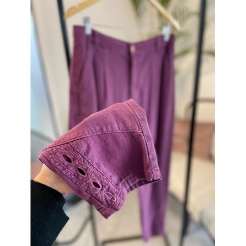 Calça Cenoura Alta com Bordado na Barra Roxo